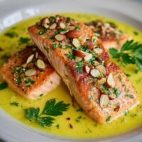 Zalm in Knoflook-citroensaus met Amandelen