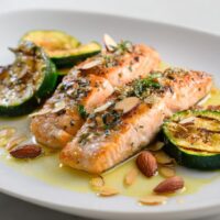 Zalm met Gegrilde Courgette en Amandelen