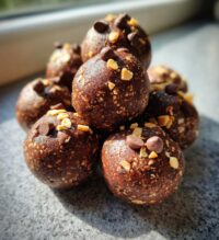 7 ingredient chocolate protein energy balls nutritious and delicious